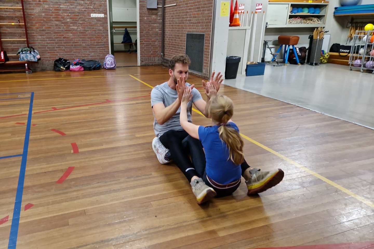 Sit-ups tijdens Ouder-Kind training